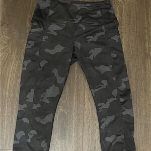 Yogalicious women’s Black Camo Capri Leggings